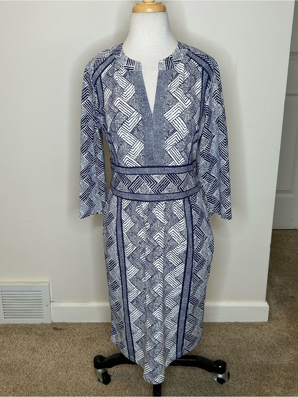 J McLaughlin 3/4 Sleeve Lola V Neck Geometric Midi Dress Size M NWT $225